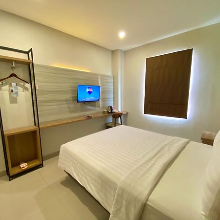 Front One Hotel Gombong Gombong  Buitenkant foto