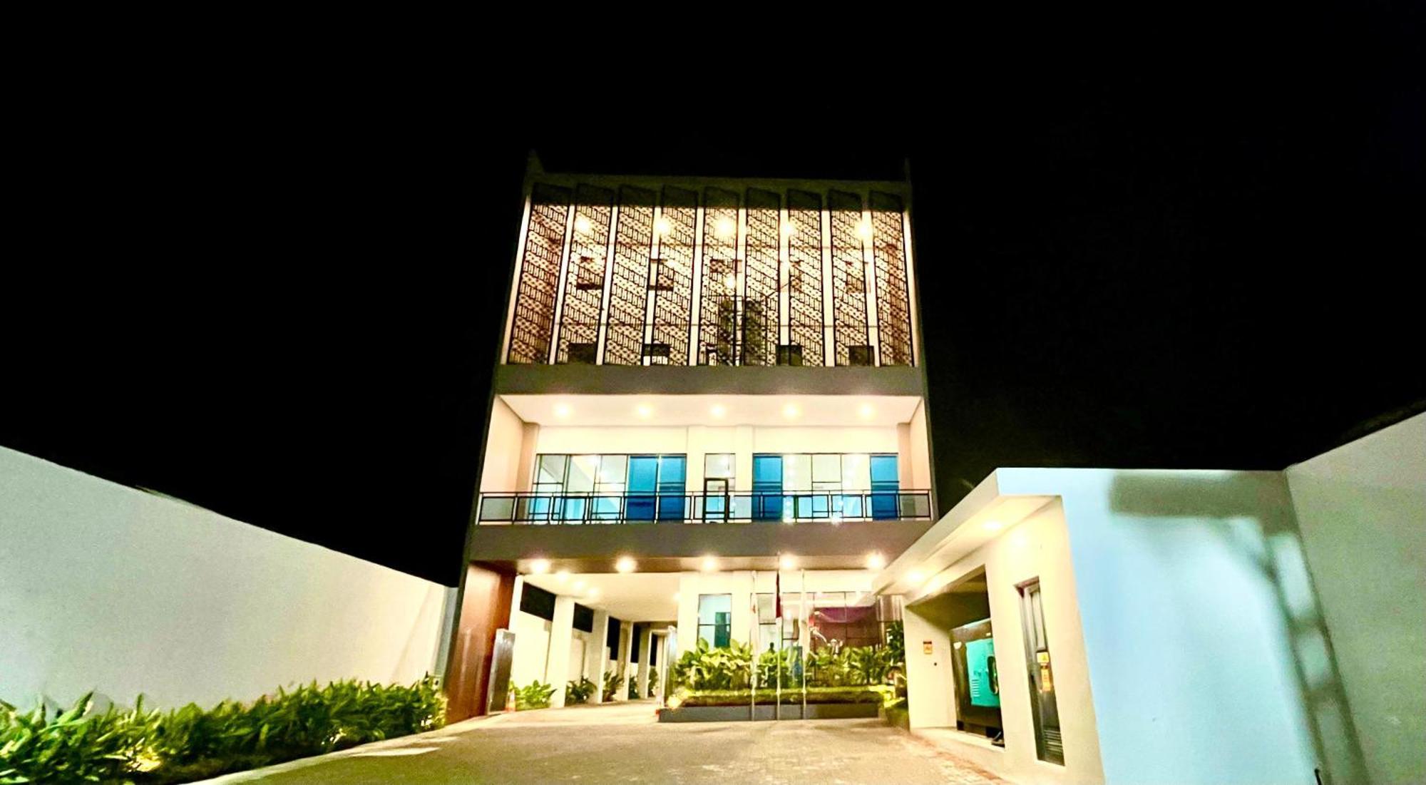 Front One Hotel Gombong Gombong  Buitenkant foto