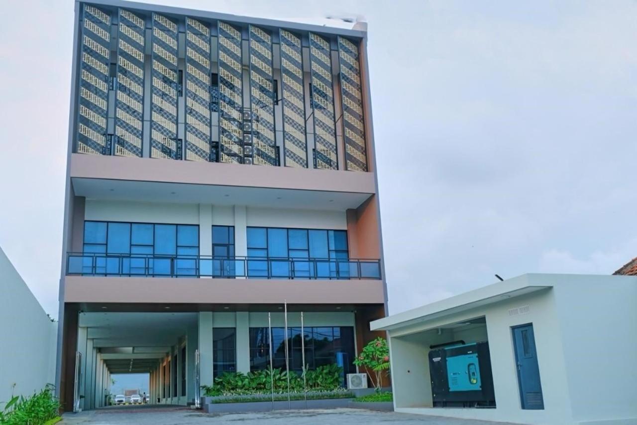 Front One Hotel Gombong Gombong  Buitenkant foto