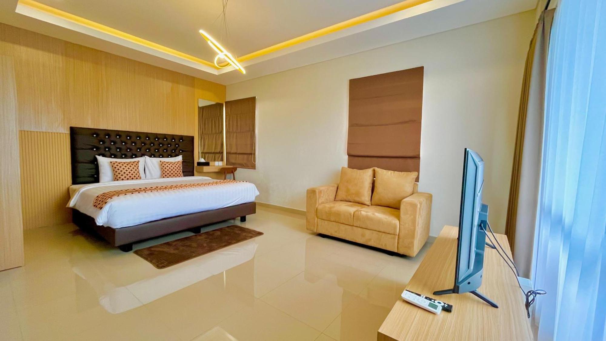 Front One Hotel Gombong Gombong  Buitenkant foto