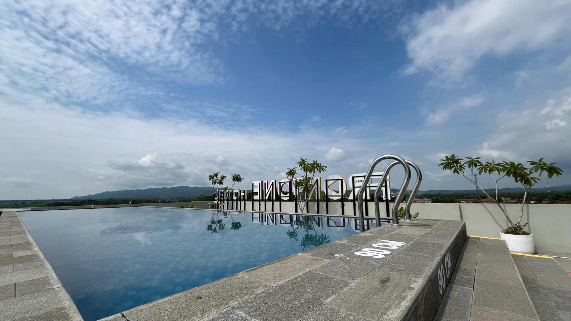 Front One Hotel Gombong Gombong  Buitenkant foto