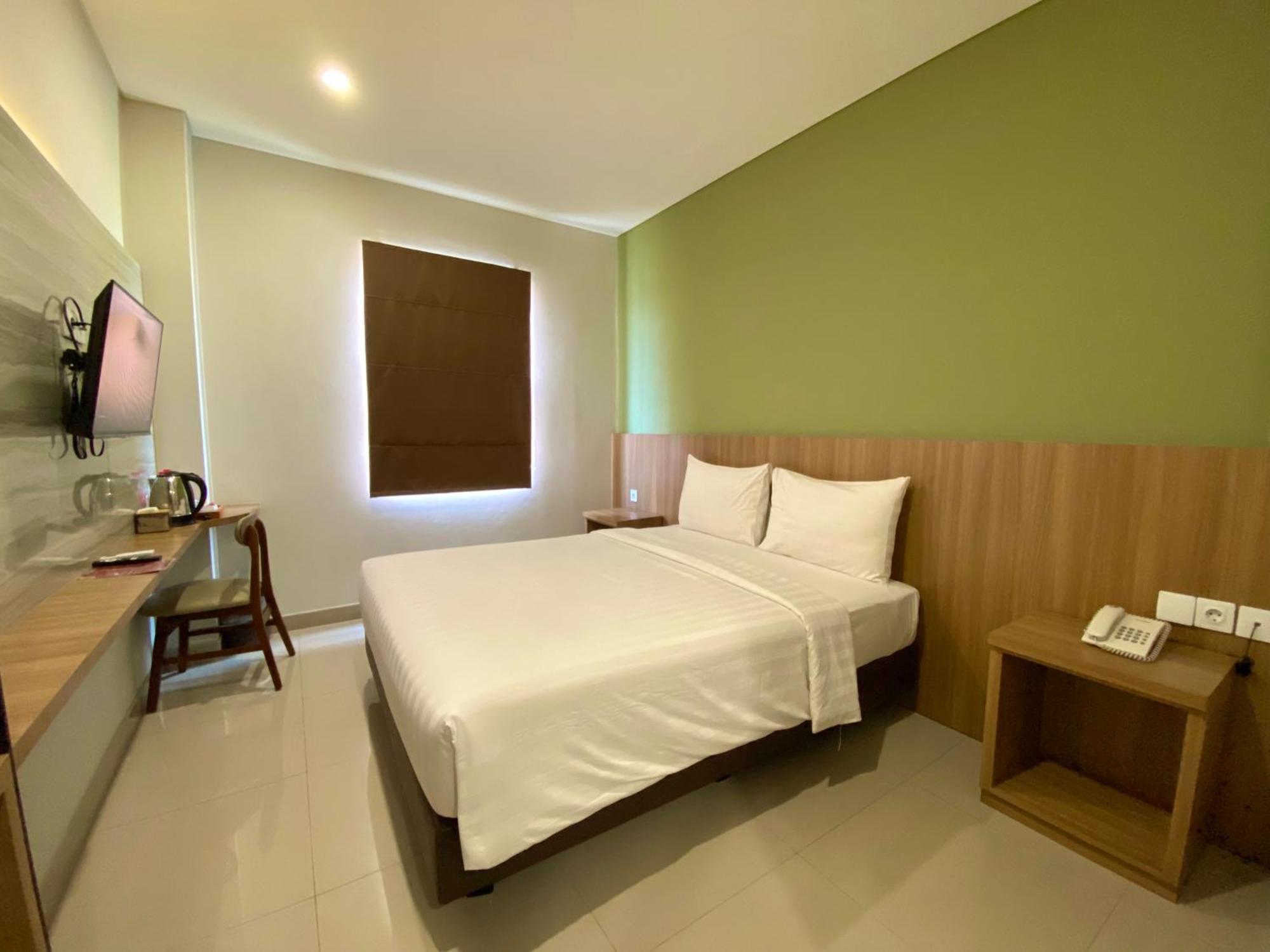 Front One Hotel Gombong Gombong  Buitenkant foto
