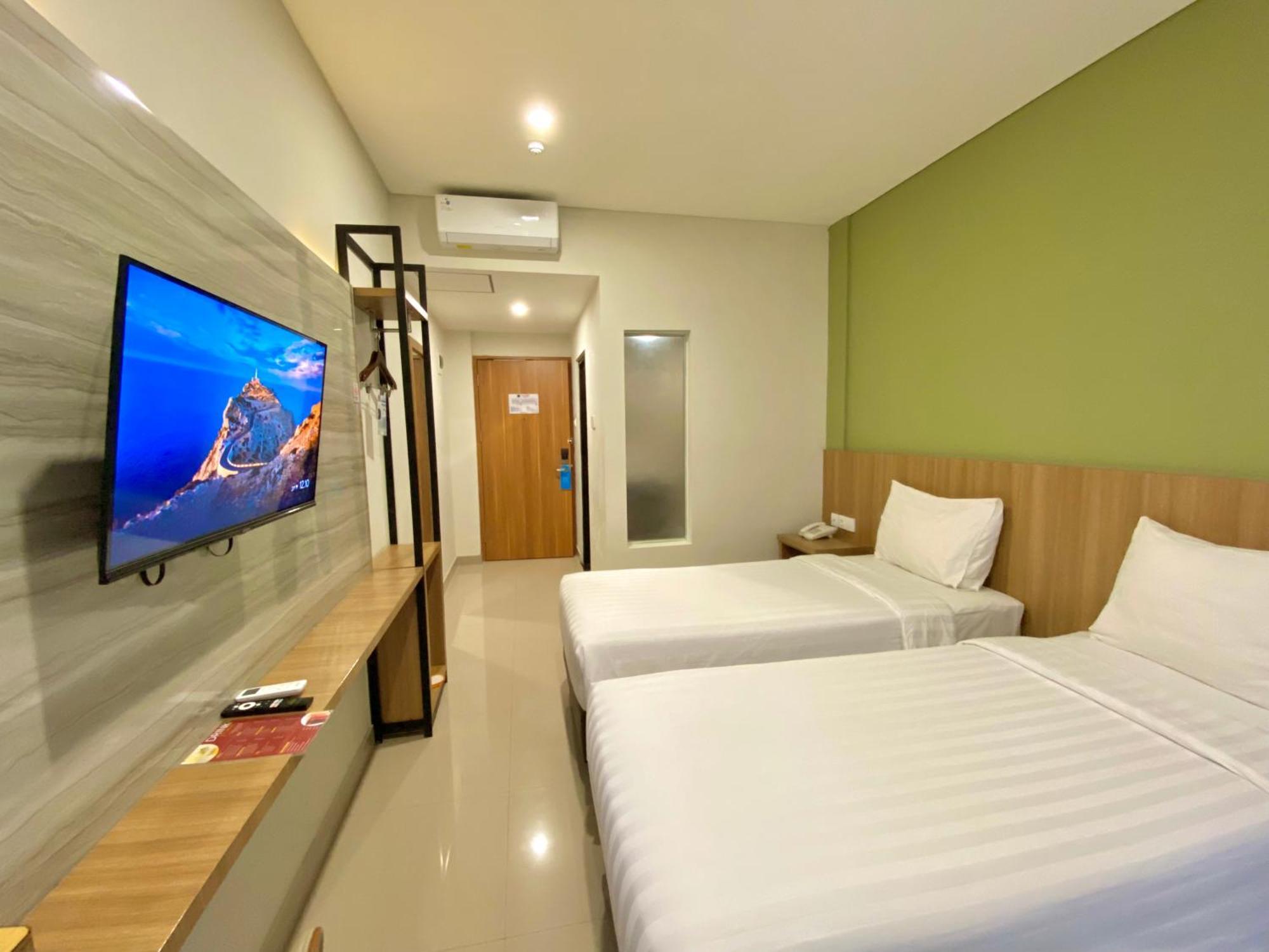 Front One Hotel Gombong Gombong  Buitenkant foto
