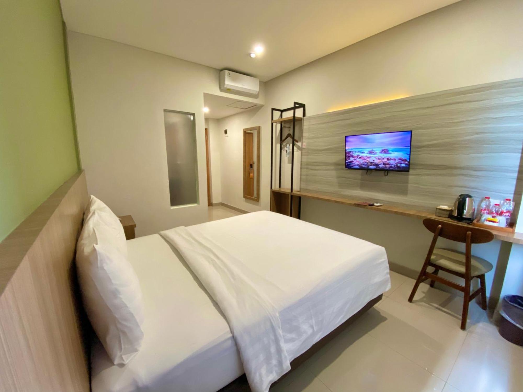 Front One Hotel Gombong Gombong  Buitenkant foto