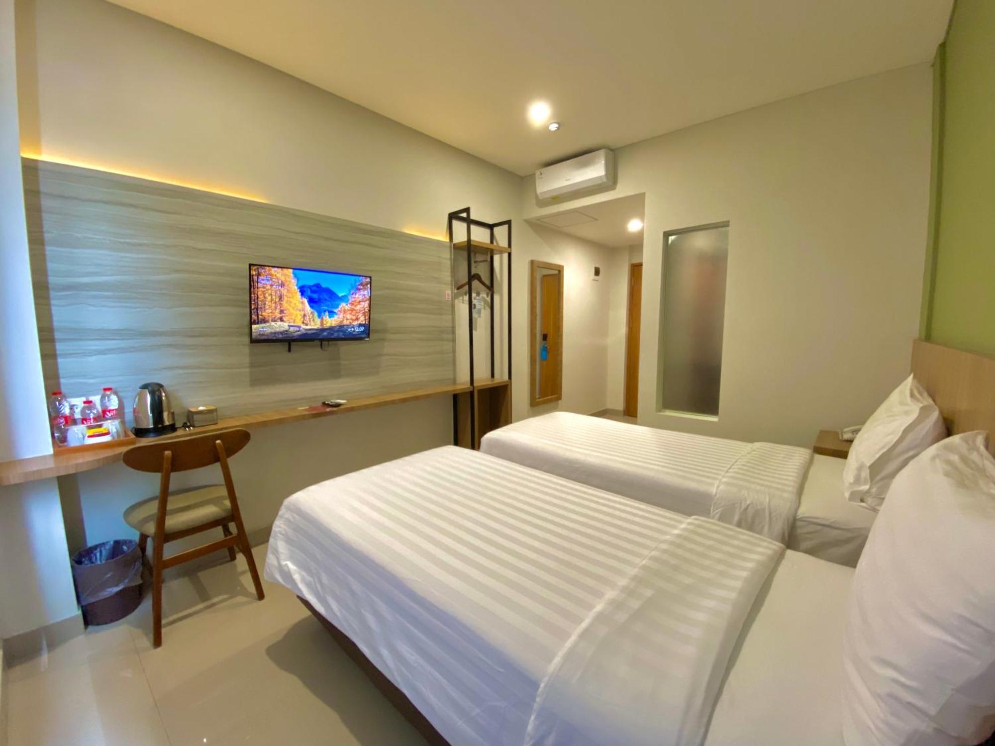 Front One Hotel Gombong Gombong  Buitenkant foto