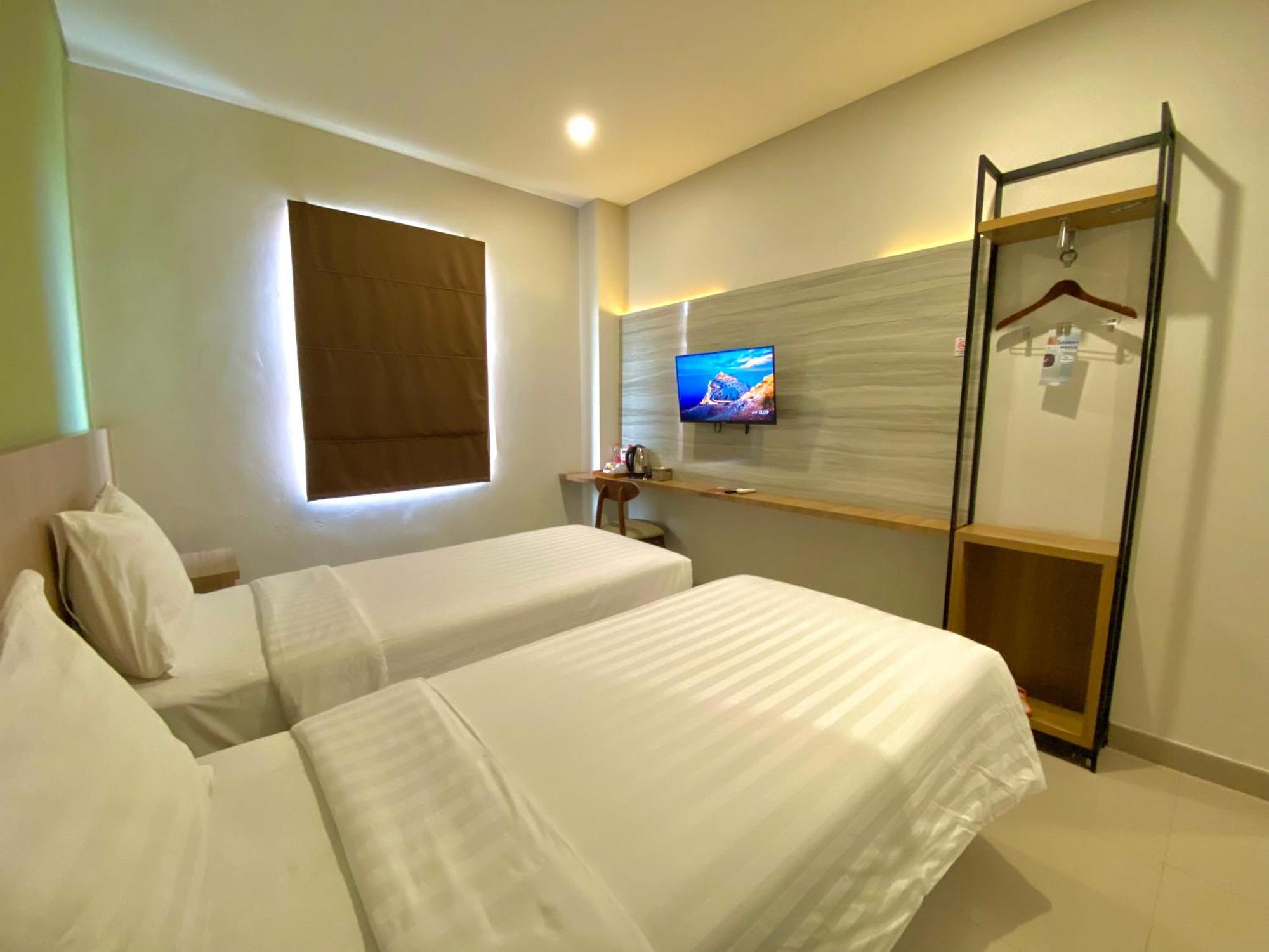 Front One Hotel Gombong Gombong  Buitenkant foto