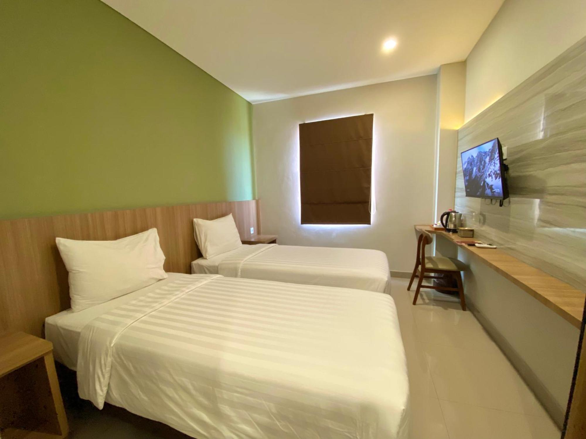 Front One Hotel Gombong Gombong  Buitenkant foto