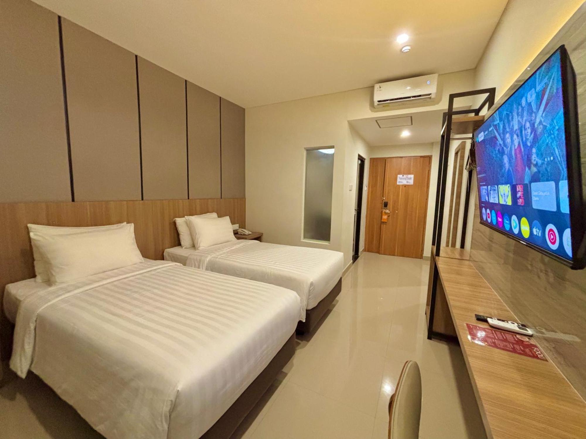 Front One Hotel Gombong Gombong  Buitenkant foto