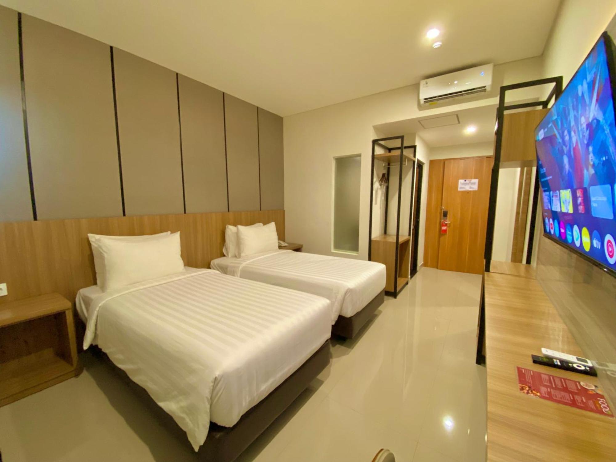 Front One Hotel Gombong Gombong  Buitenkant foto