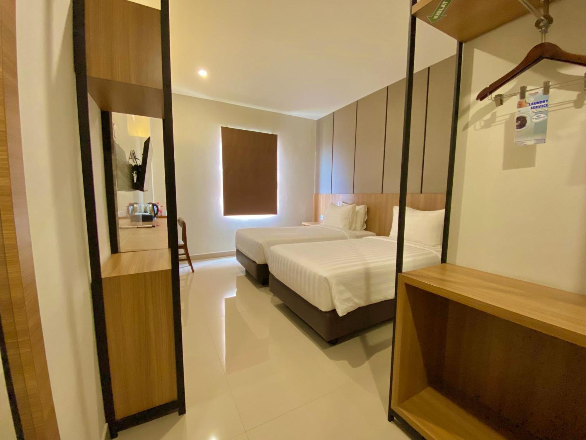 Front One Hotel Gombong Gombong  Buitenkant foto