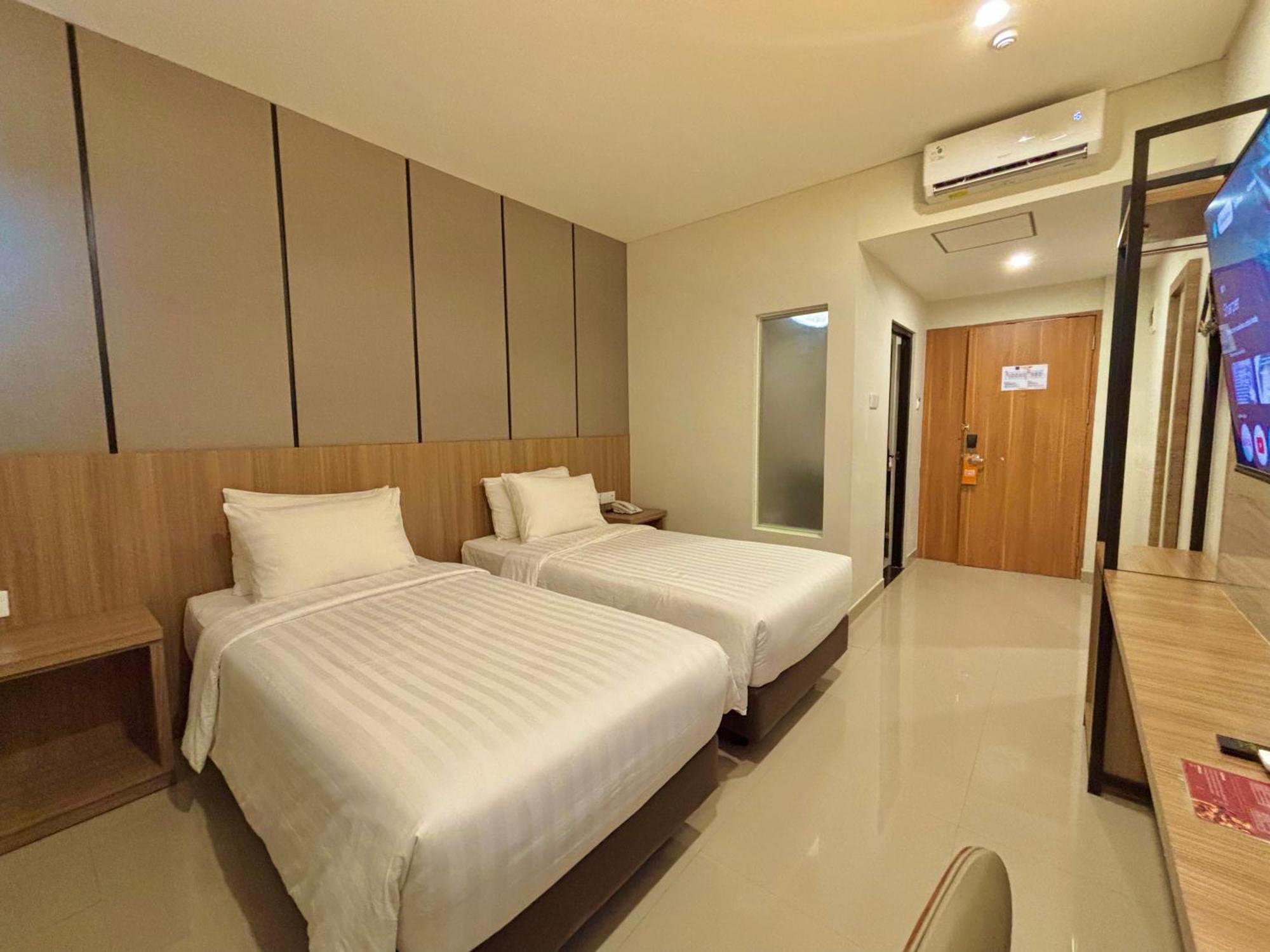 Front One Hotel Gombong Gombong  Buitenkant foto