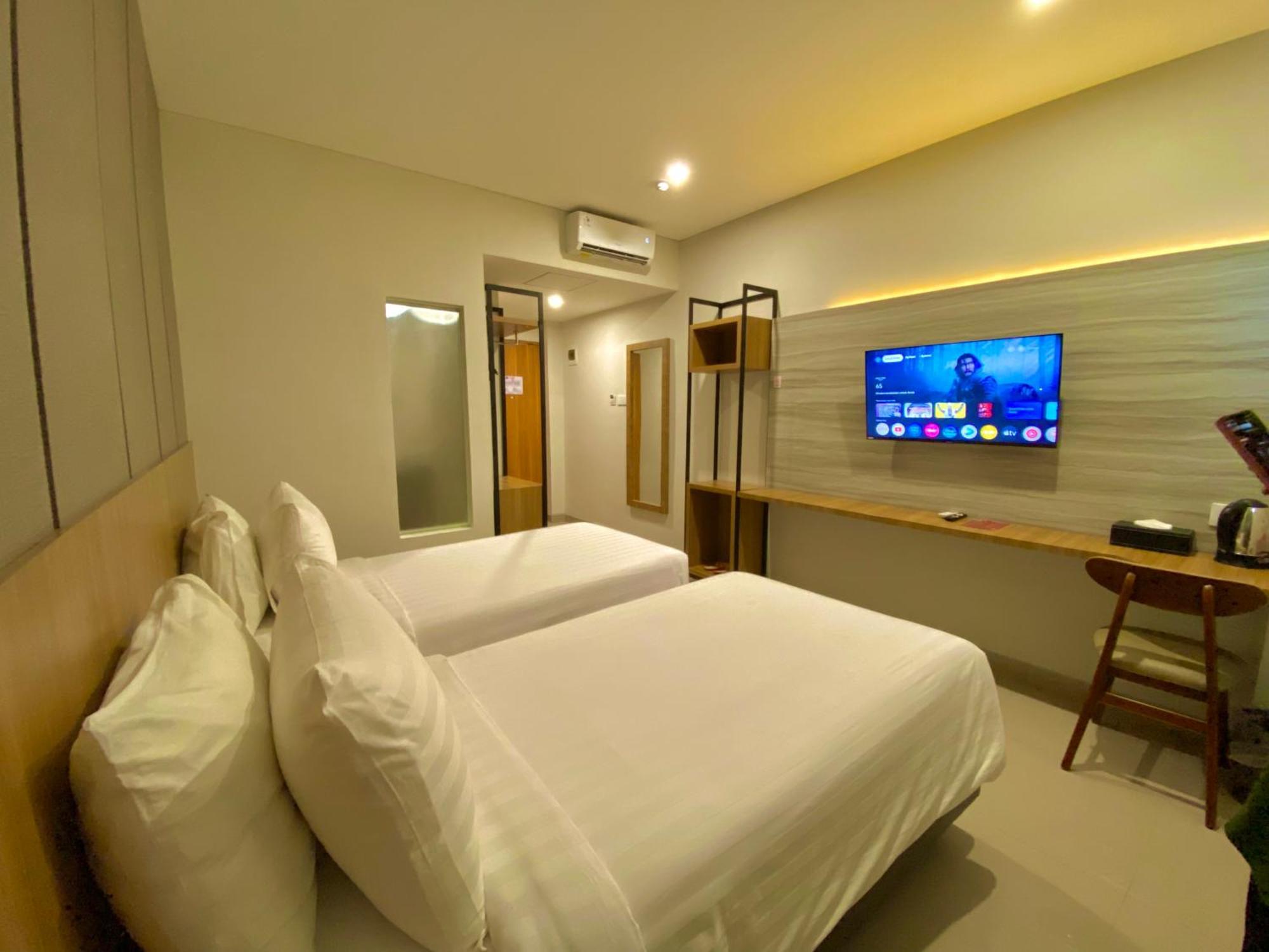 Front One Hotel Gombong Gombong  Buitenkant foto